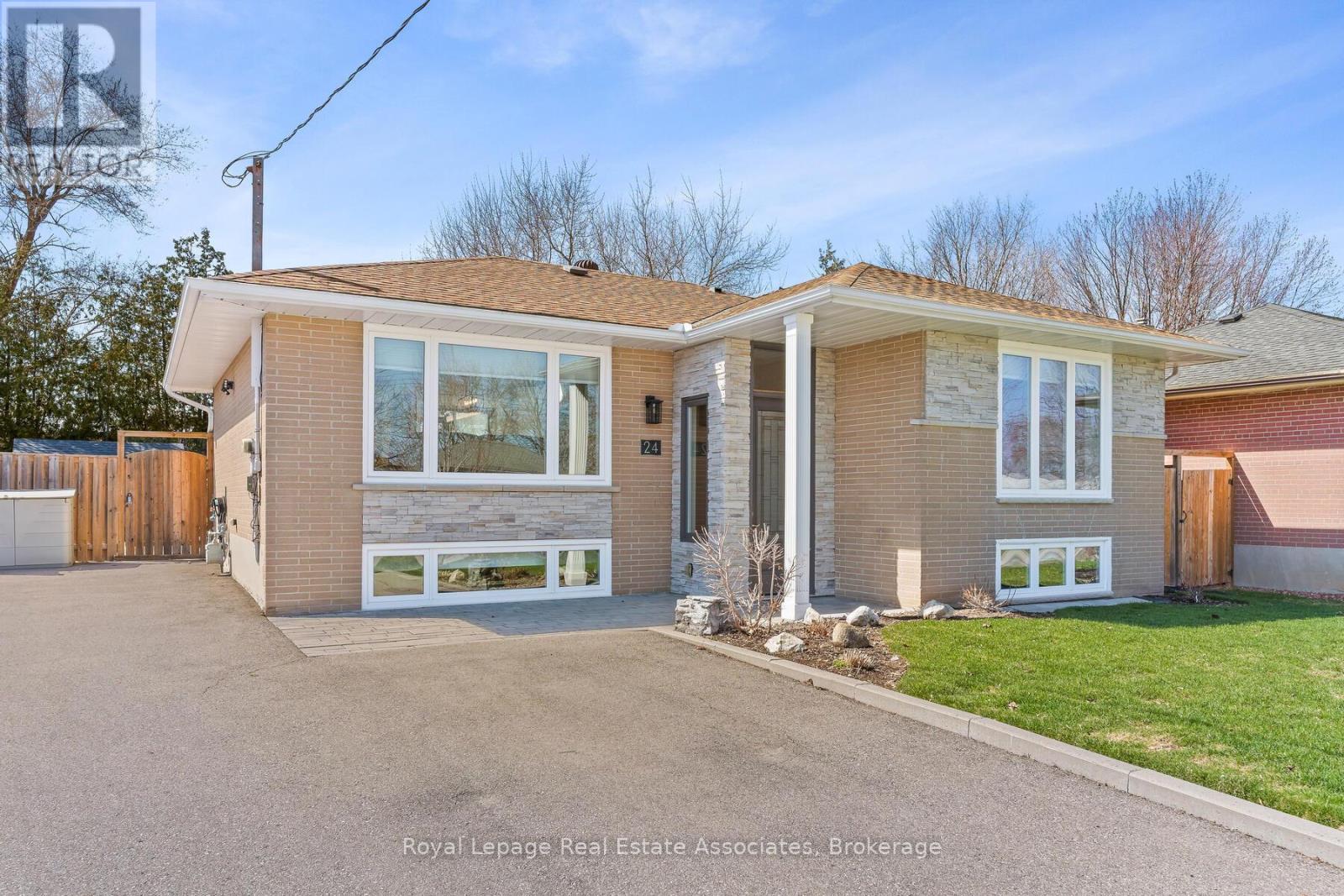 24 Stevens Crescent, Halton Hills, Ontario  L7G 1B6 - Photo 4 - W12971126