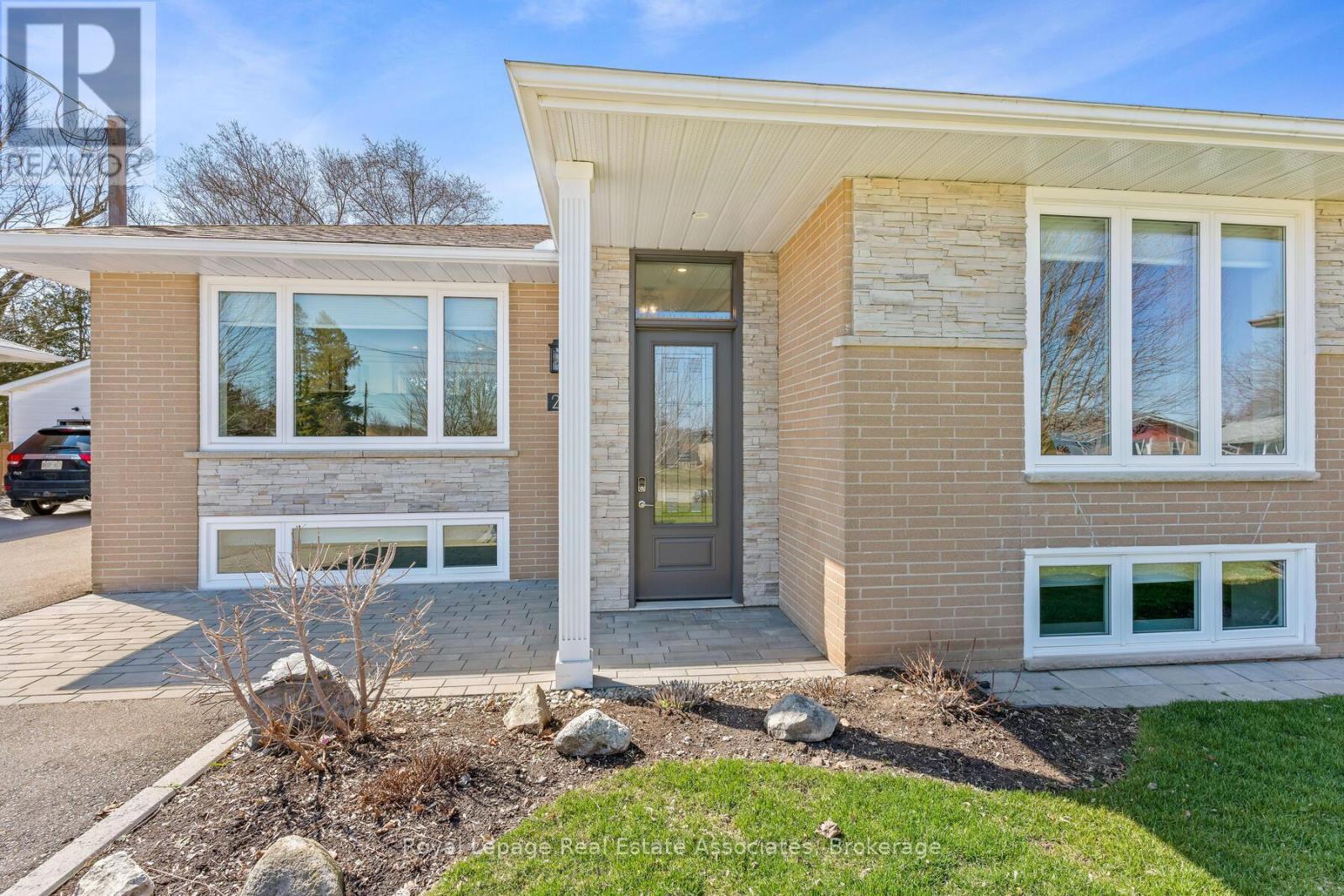 24 Stevens Crescent, Halton Hills, Ontario  L7G 1B6 - Photo 5 - W12971126