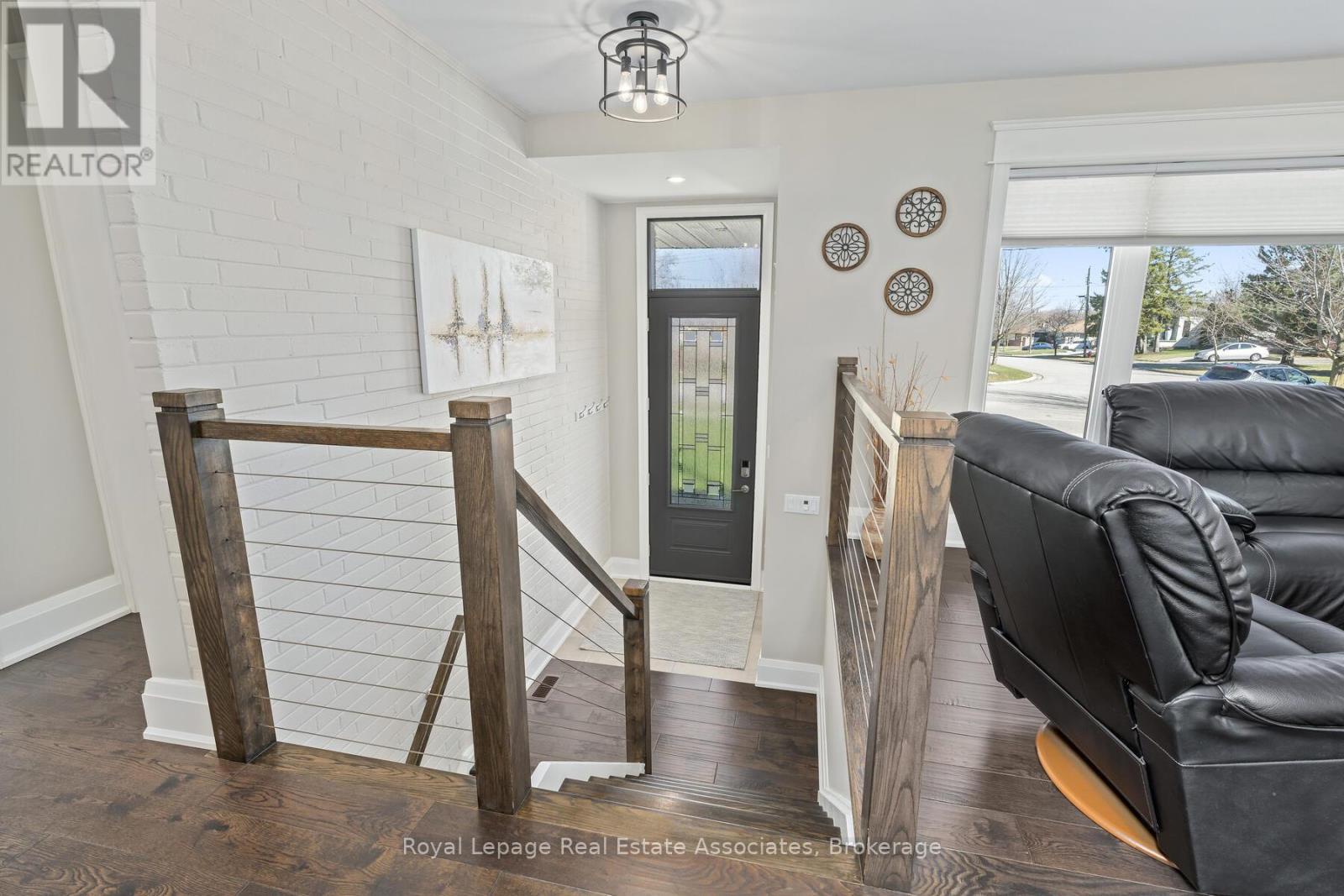 24 Stevens Crescent, Halton Hills, Ontario  L7G 1B6 - Photo 6 - W12971126