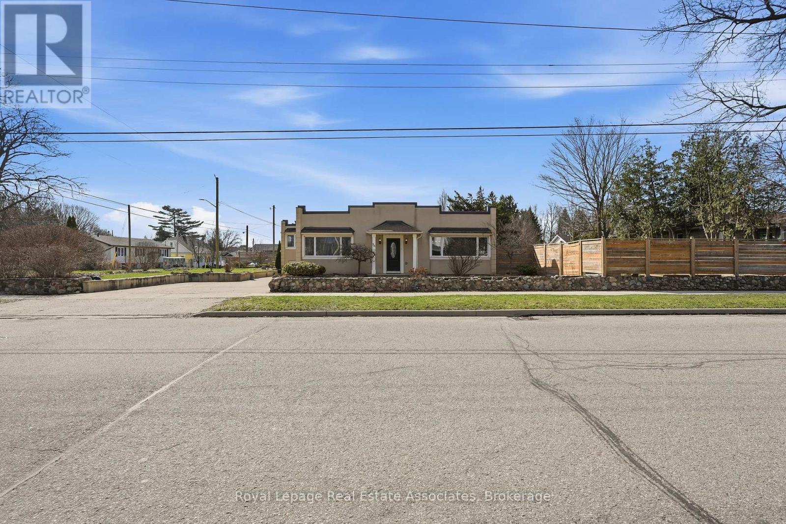 56 KING STREET, Halton Hills, Ontario