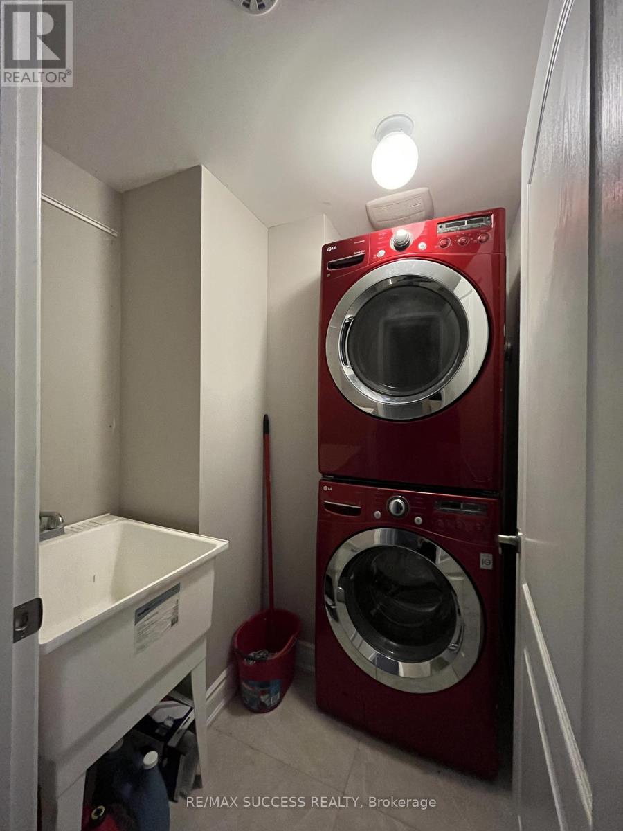 1727 Copeland Circle, Milton, Ontario  L9T 8Y2 - Photo 3 - W12971170