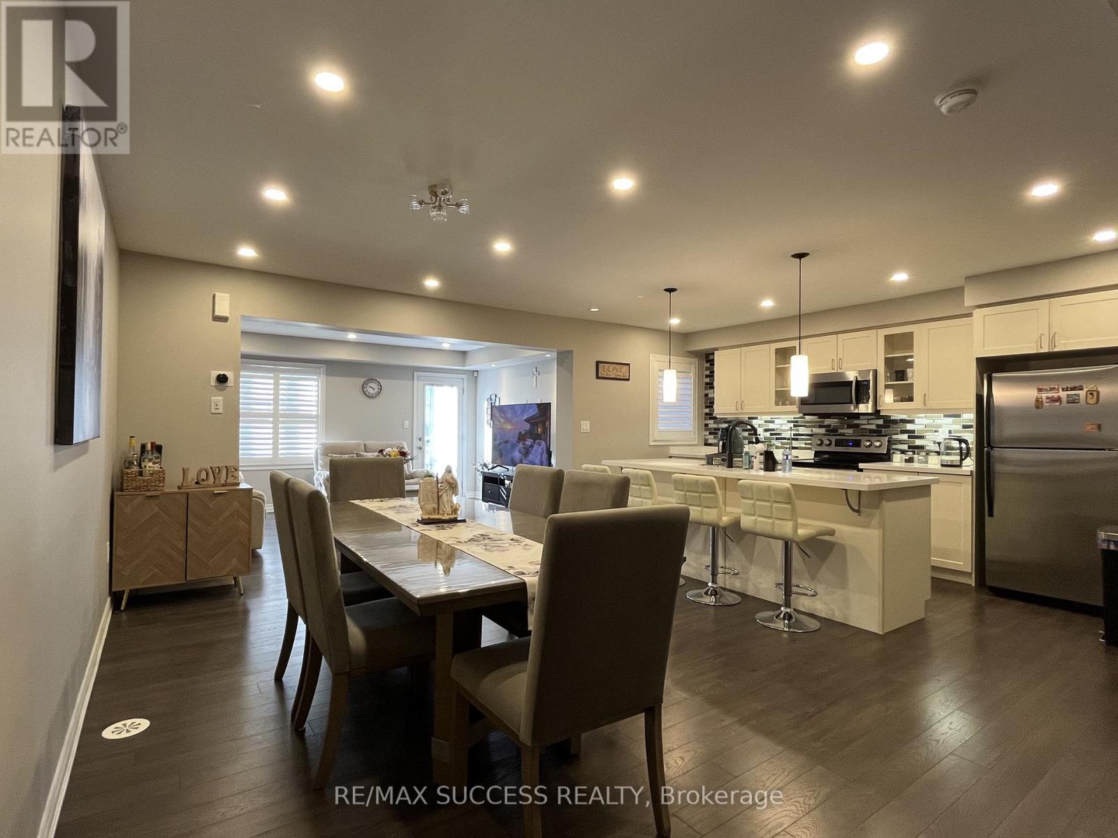 1727 Copeland Circle, Milton, Ontario  L9T 8Y2 - Photo 4 - W12971170