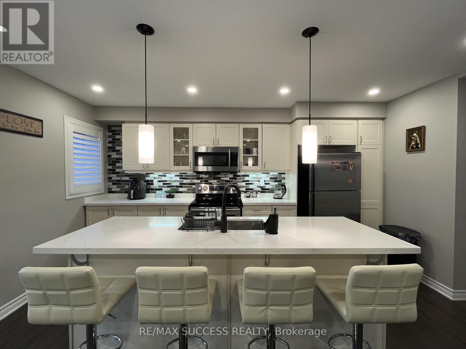 1727 Copeland Circle, Milton, Ontario  L9T 8Y2 - Photo 5 - W12971170