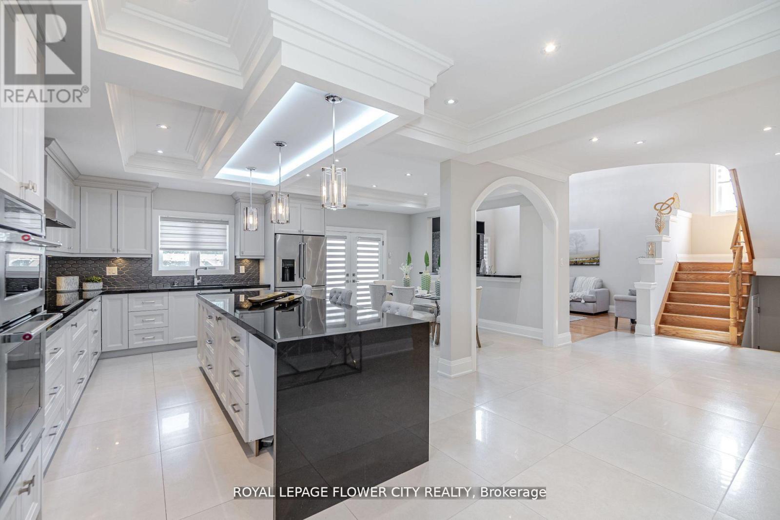 36 Louvain Drive, Brampton, Ontario  L6P 1W7 - Photo 6 - W12971172