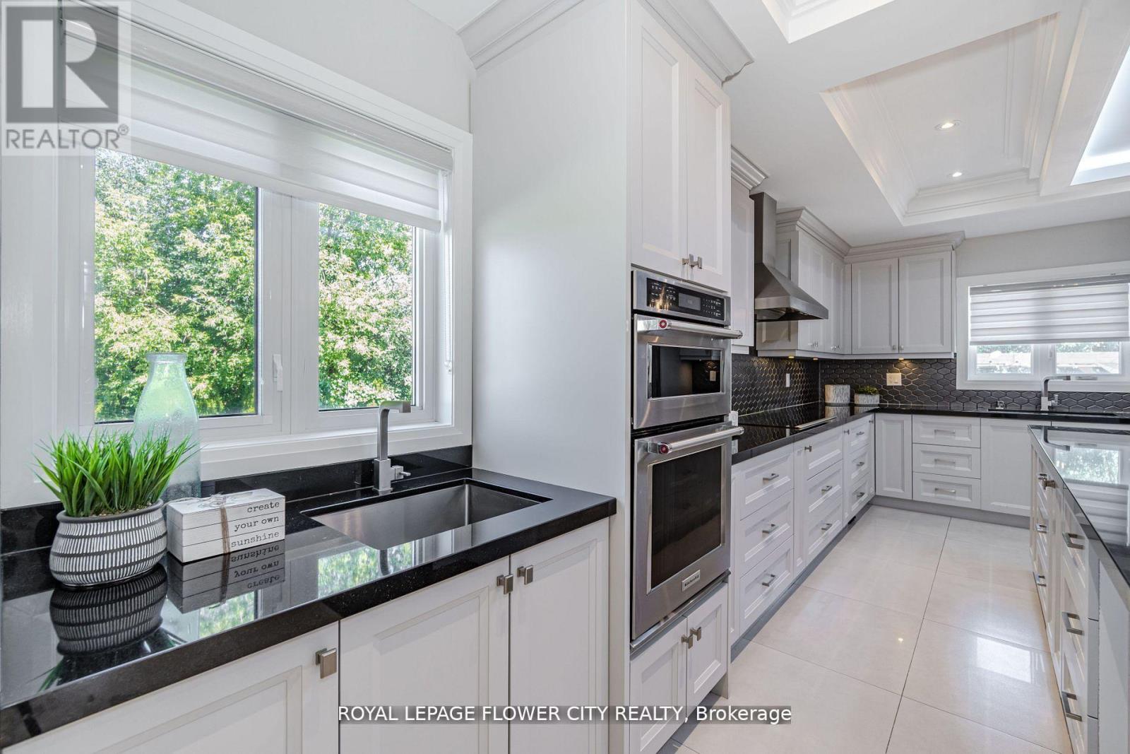 36 Louvain Drive, Brampton, Ontario  L6P 1W7 - Photo 7 - W12971172