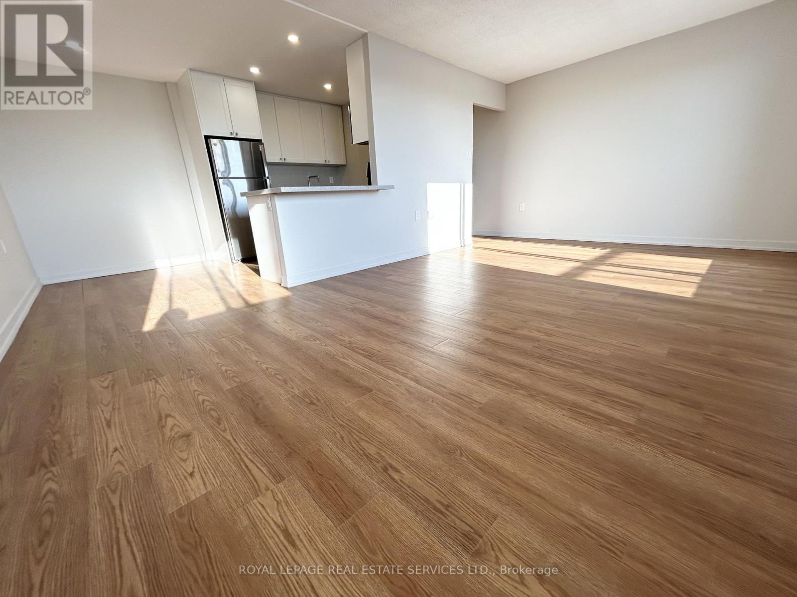 303 - 82 Millside Drive, Milton, Ontario  L9T 4A1 - Photo 4 - W12971174