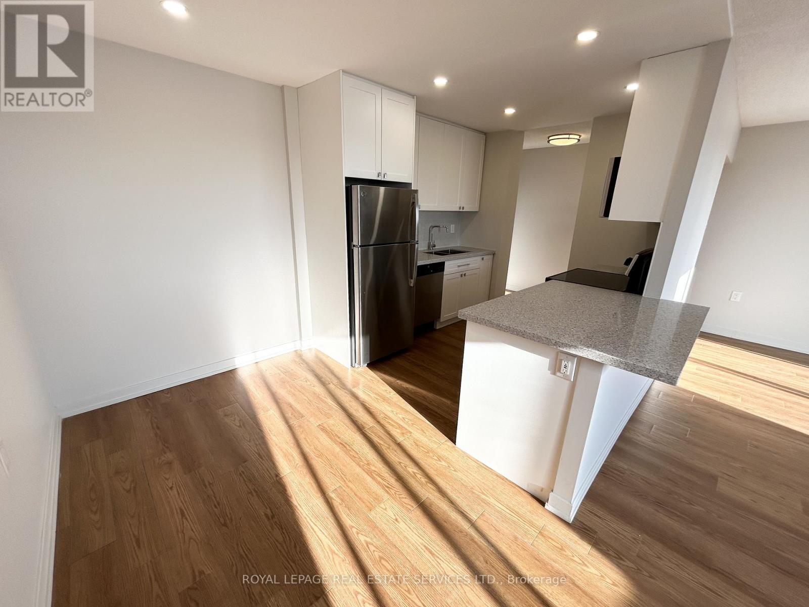 303 - 82 Millside Drive, Milton, Ontario  L9T 4A1 - Photo 5 - W12971174