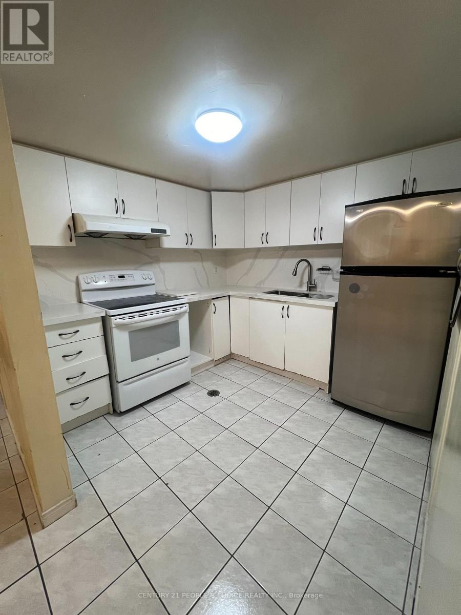 Lower - 558 Kaiser Drive, Mississauga, Ontario  L5W 1V8 - Photo 2 - W12971216