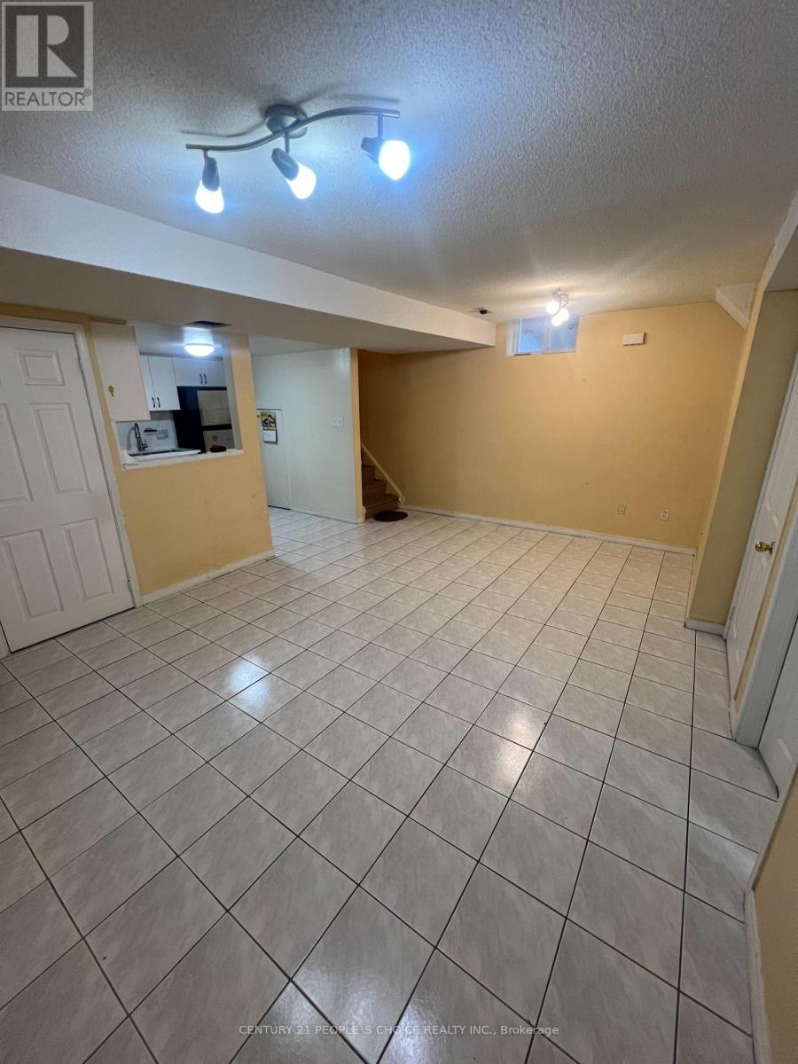 Lower - 558 Kaiser Drive, Mississauga, Ontario  L5W 1V8 - Photo 3 - W12971216