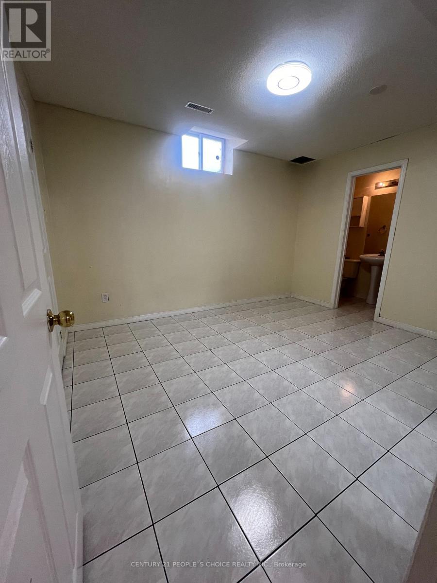 Lower - 558 Kaiser Drive, Mississauga, Ontario  L5W 1V8 - Photo 4 - W12971216