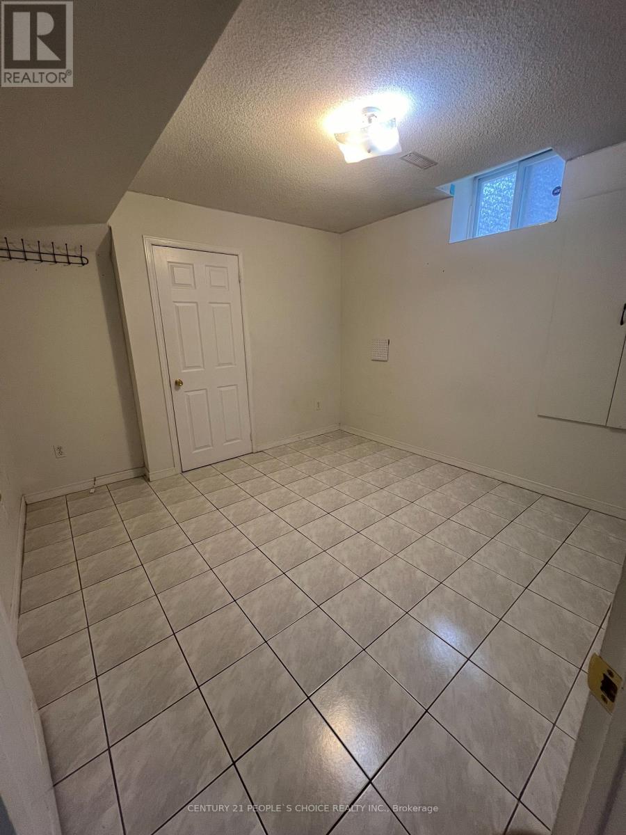 Lower - 558 Kaiser Drive, Mississauga, Ontario  L5W 1V8 - Photo 5 - W12971216