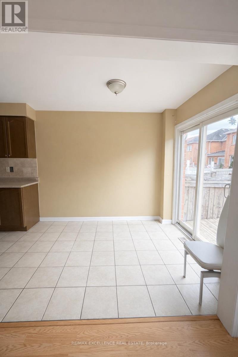 33 Lacebark Court, Brampton, Ontario  L6R 3M7 - Photo 5 - W12956656