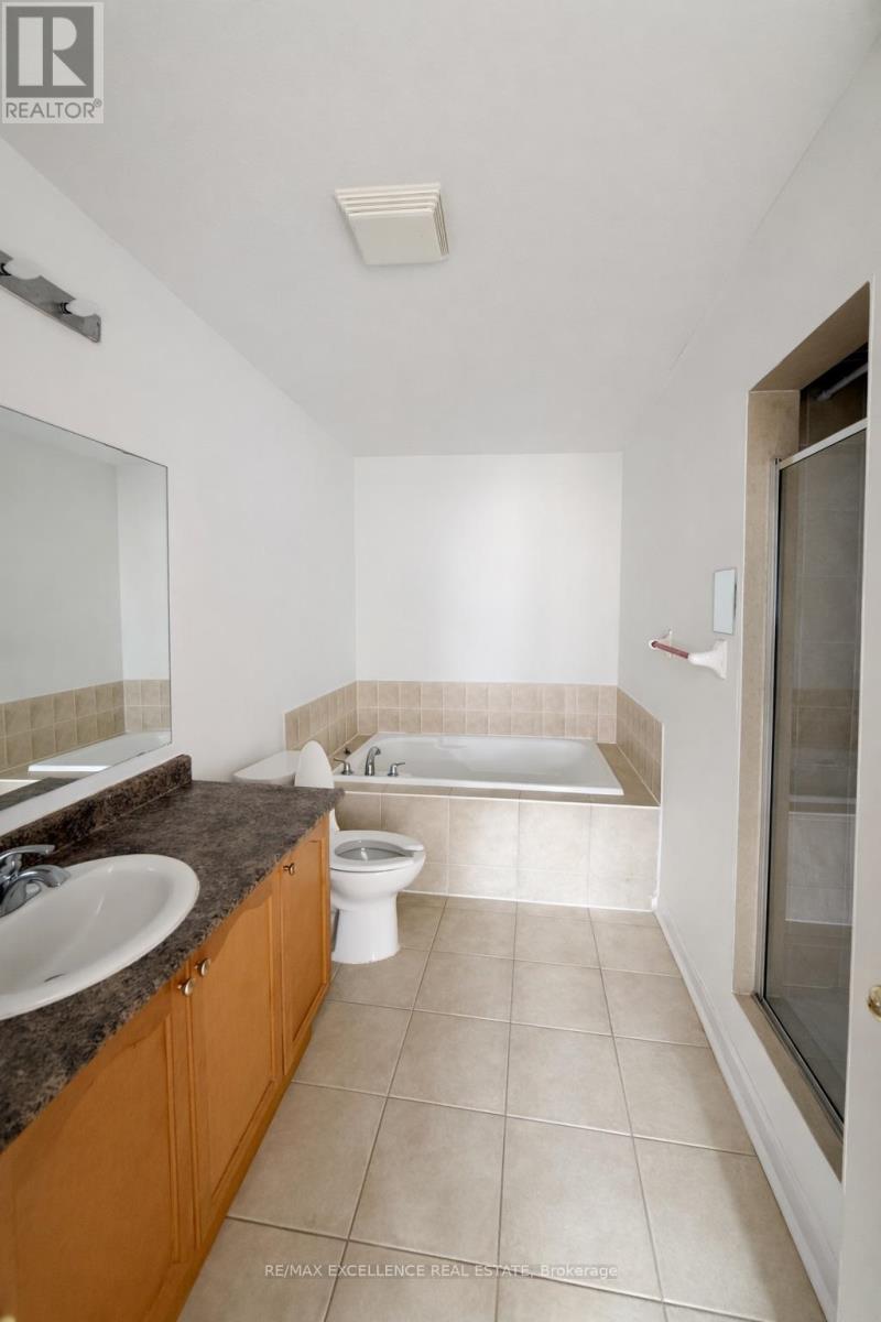 33 Lacebark Court, Brampton, Ontario  L6R 3M7 - Photo 7 - W12956656