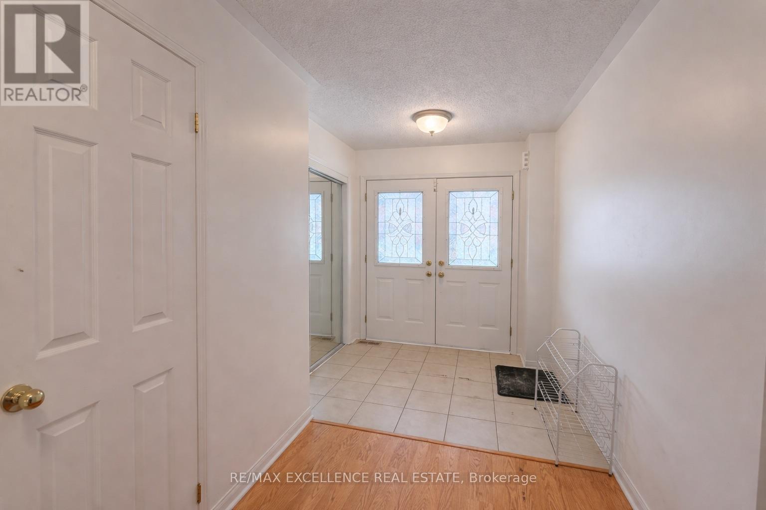 33 Lacebark Court, Brampton, Ontario  L6R 3M7 - Photo 2 - W12956656