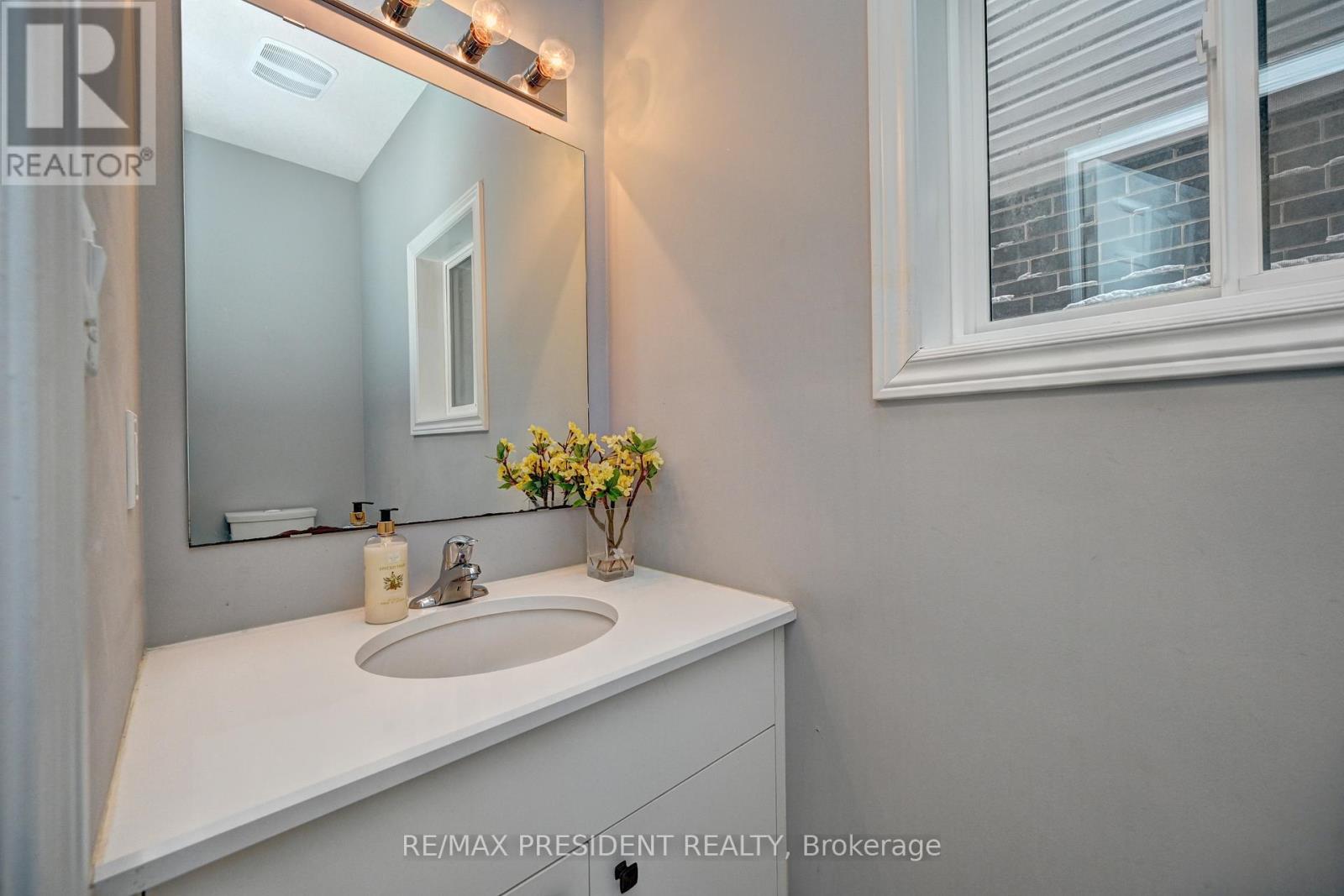 552 Florencedale Crescent, Kitchener, Ontario  N2R 0N3 - Photo 12 - X12971092