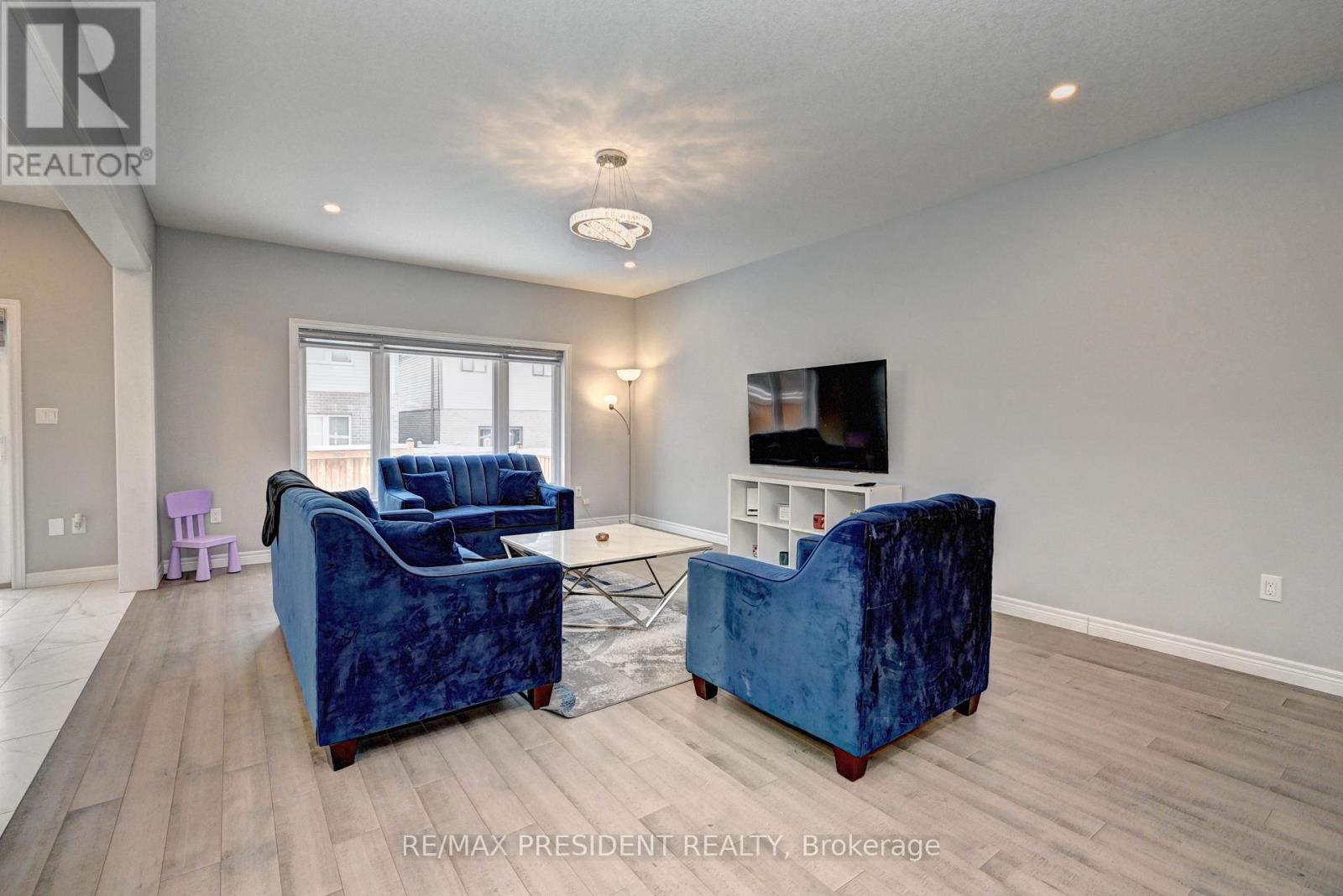 552 Florencedale Crescent, Kitchener, Ontario  N2R 0N3 - Photo 8 - X12971092