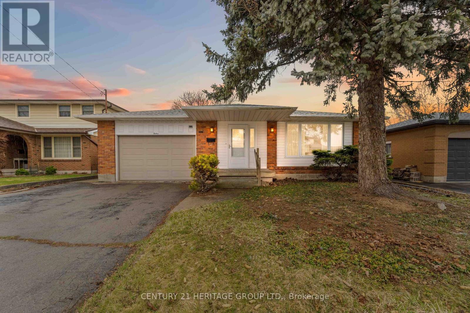 12 ROLAND ROAD, Hamilton, Ontario