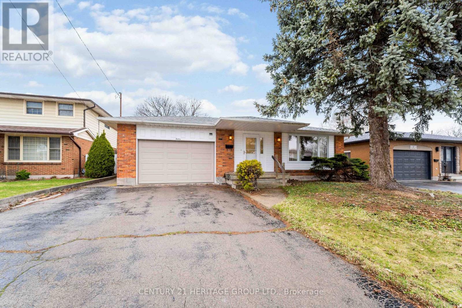 12 Roland Road, Hamilton, Ontario  L9B 1S6 - Photo 2 - X12971158