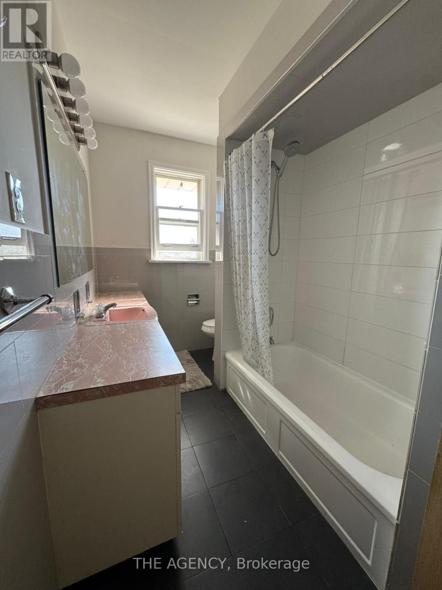 64 Farningham Crescent, Toronto, Ontario  M9B 3B6 - Photo 12 - W12964778