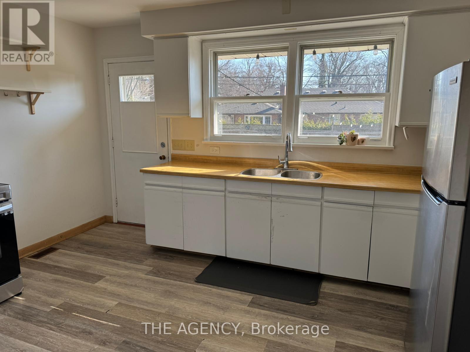 64 Farningham Crescent, Toronto, Ontario  M9B 3B6 - Photo 7 - W12966458