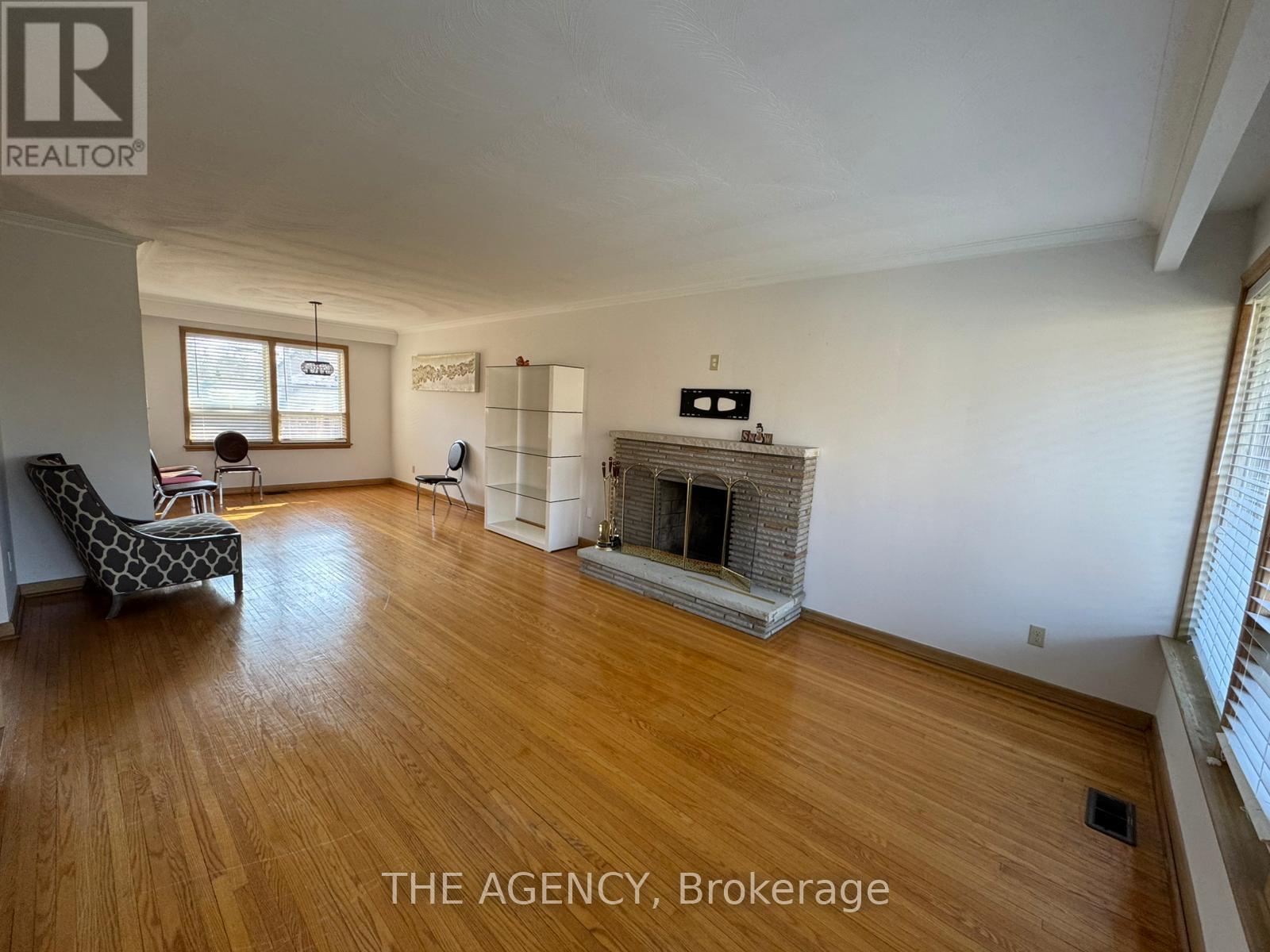 64 Farningham Crescent, Toronto, Ontario  M9B 3B6 - Photo 4 - W12966458