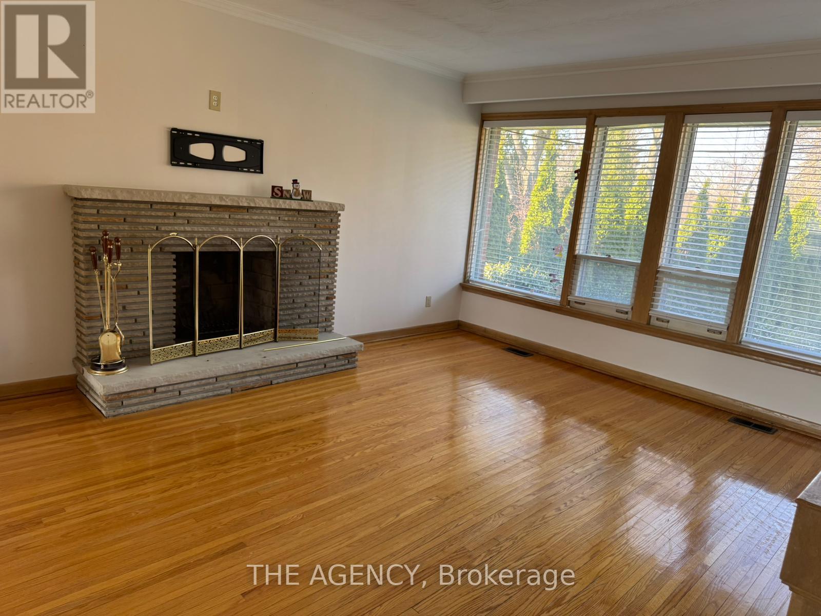 64 Farningham Crescent, Toronto, Ontario  M9B 3B6 - Photo 6 - W12966458