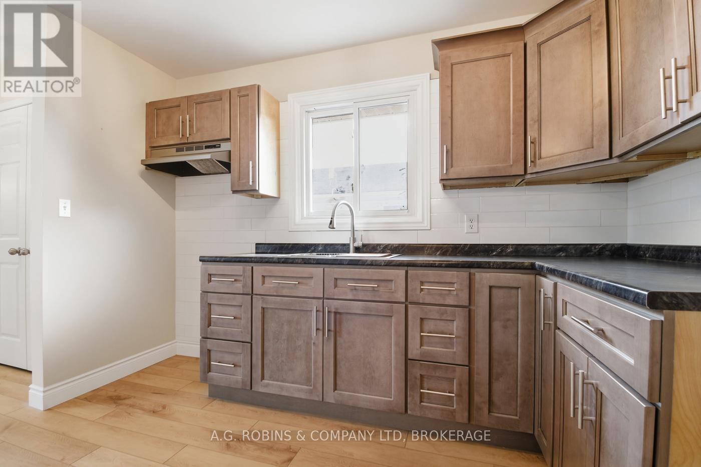 27 Briarsdale Crescent, Welland (N. Welland), Ontario L3C 6R8 - Photo 15 - X12971388