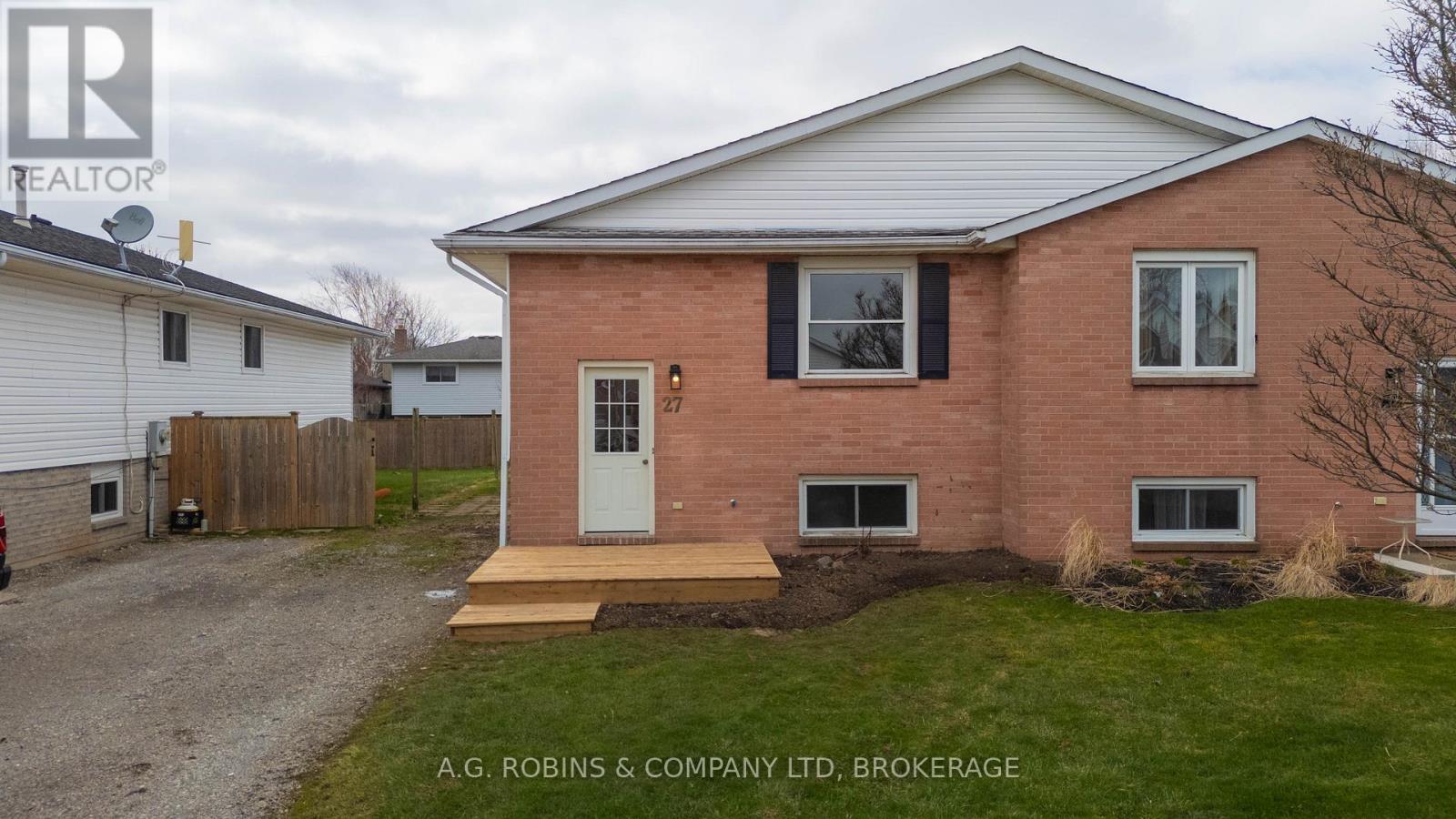 27 Briarsdale Crescent, Welland (N. Welland), Ontario L3C 6R8 - Photo 2 - X12971388