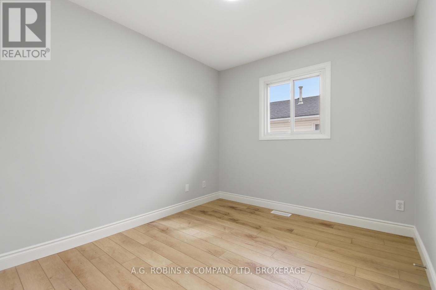 27 Briarsdale Crescent, Welland (N. Welland), Ontario L3C 6R8 - Photo 23 - X12971388