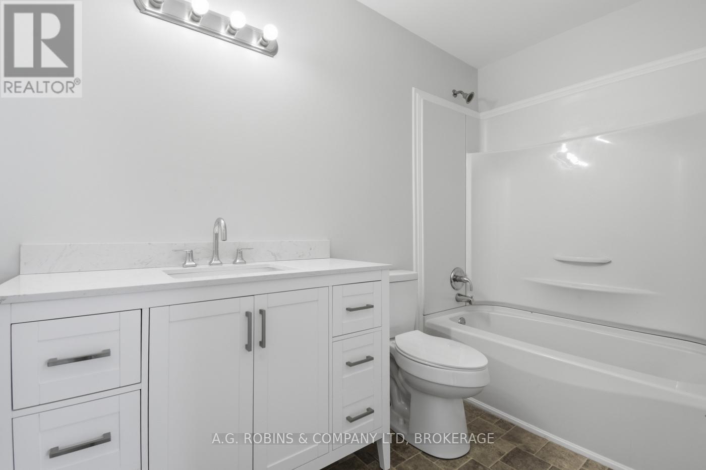 27 Briarsdale Crescent, Welland (N. Welland), Ontario L3C 6R8 - Photo 24 - X12971388