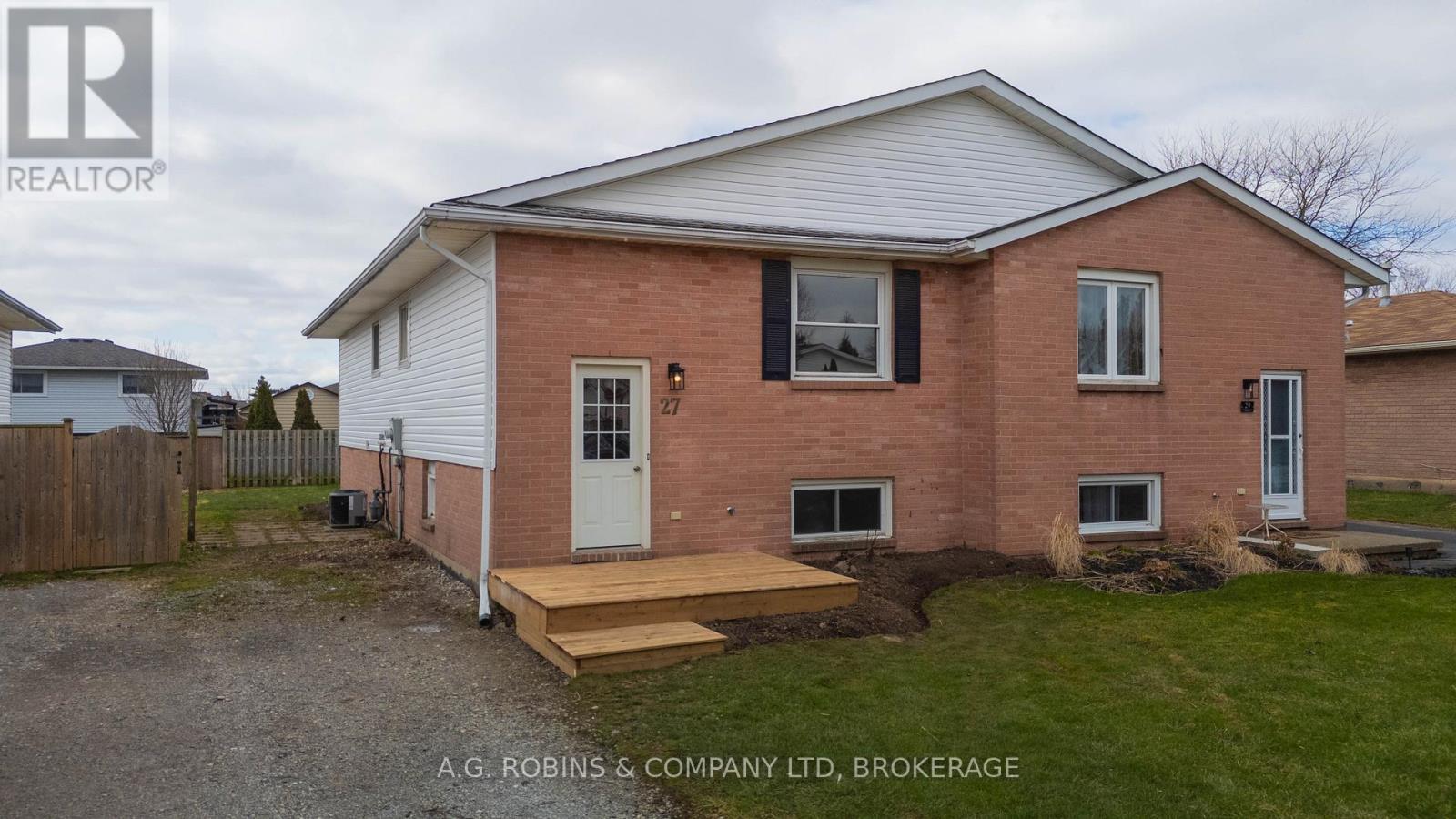 27 Briarsdale Crescent, Welland (N. Welland), Ontario L3C 6R8 - Photo 3 - X12971388