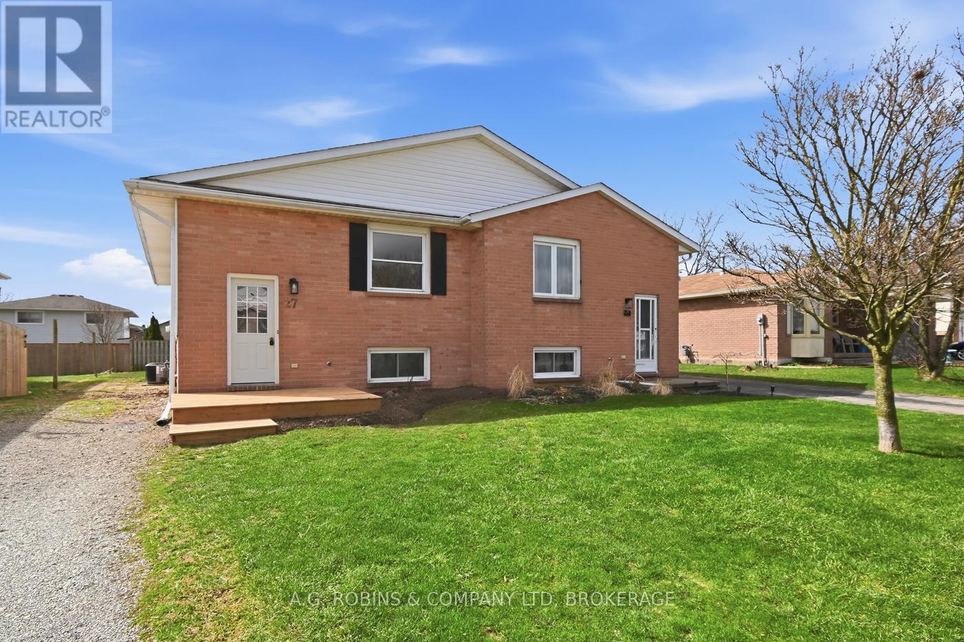 27 Briarsdale Crescent, Welland (N. Welland), Ontario L3C 6R8 - Photo 4 - X12971388