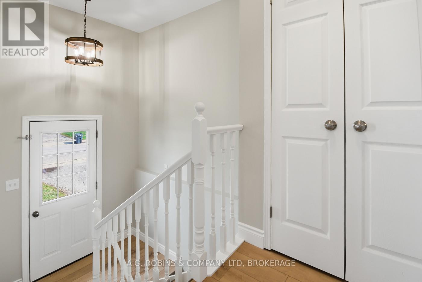 27 Briarsdale Crescent, Welland (N. Welland), Ontario L3C 6R8 - Photo 5 - X12971388