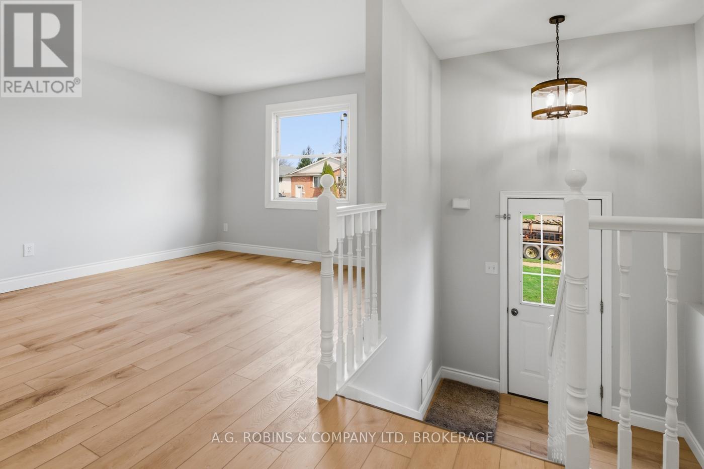 27 Briarsdale Crescent, Welland (N. Welland), Ontario L3C 6R8 - Photo 6 - X12971388