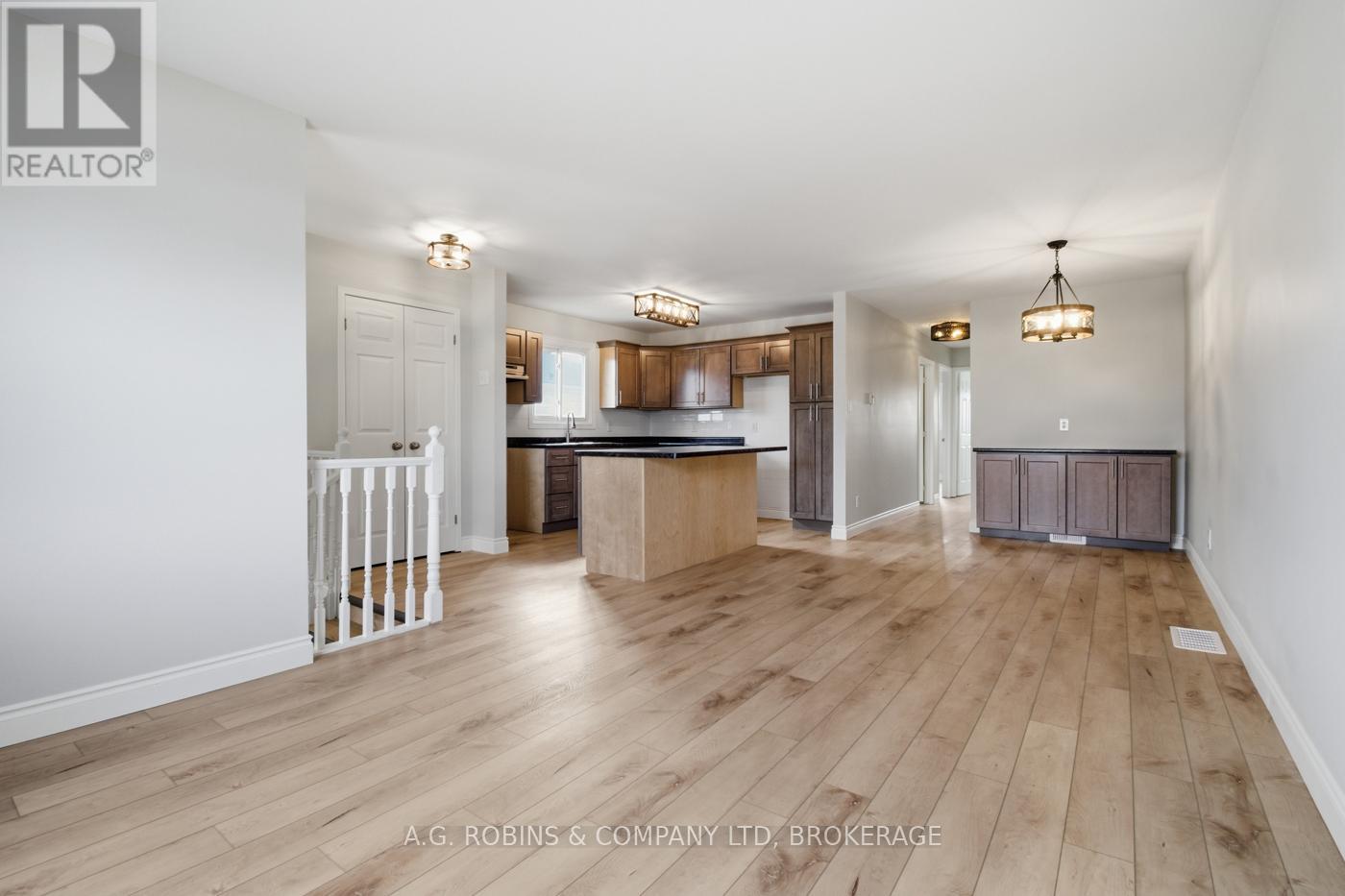 27 Briarsdale Crescent, Welland (N. Welland), Ontario L3C 6R8 - Photo 7 - X12971388