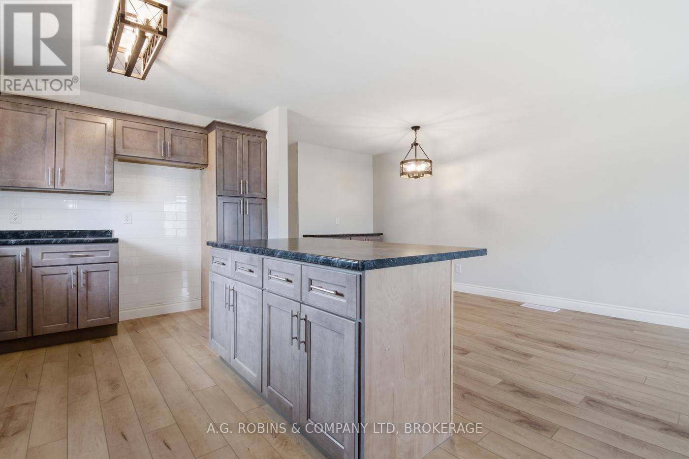 27 Briarsdale Crescent, Welland (N. Welland), Ontario L3C 6R8 - Photo 9 - X12971388