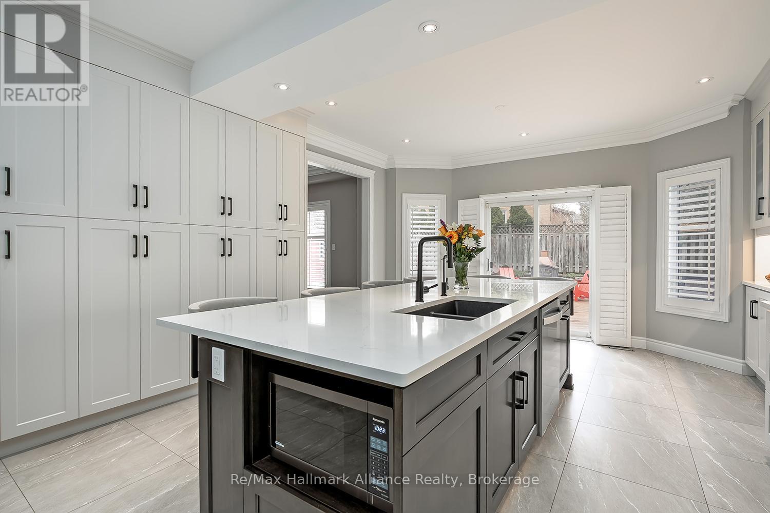 2069 Nipigon Drive, Oakville, Ontario  L6H 4G3 - Photo 13 - W12971272