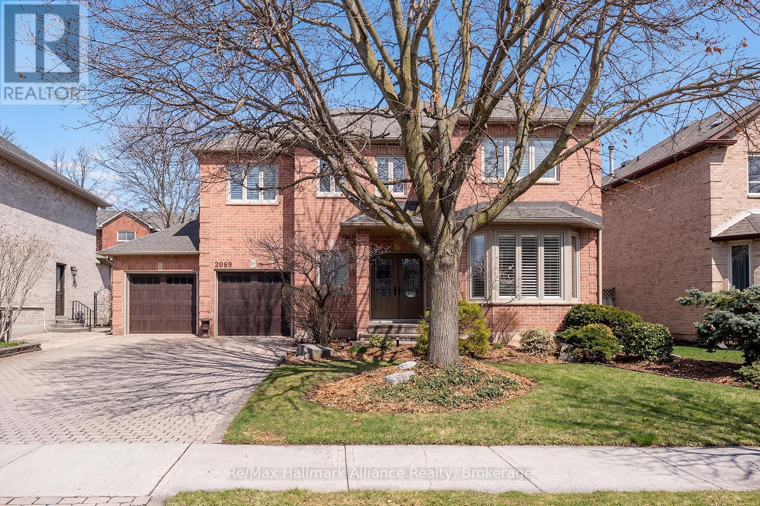 2069 Nipigon Drive, Oakville, Ontario  L6H 4G3 - Photo 2 - W12971272