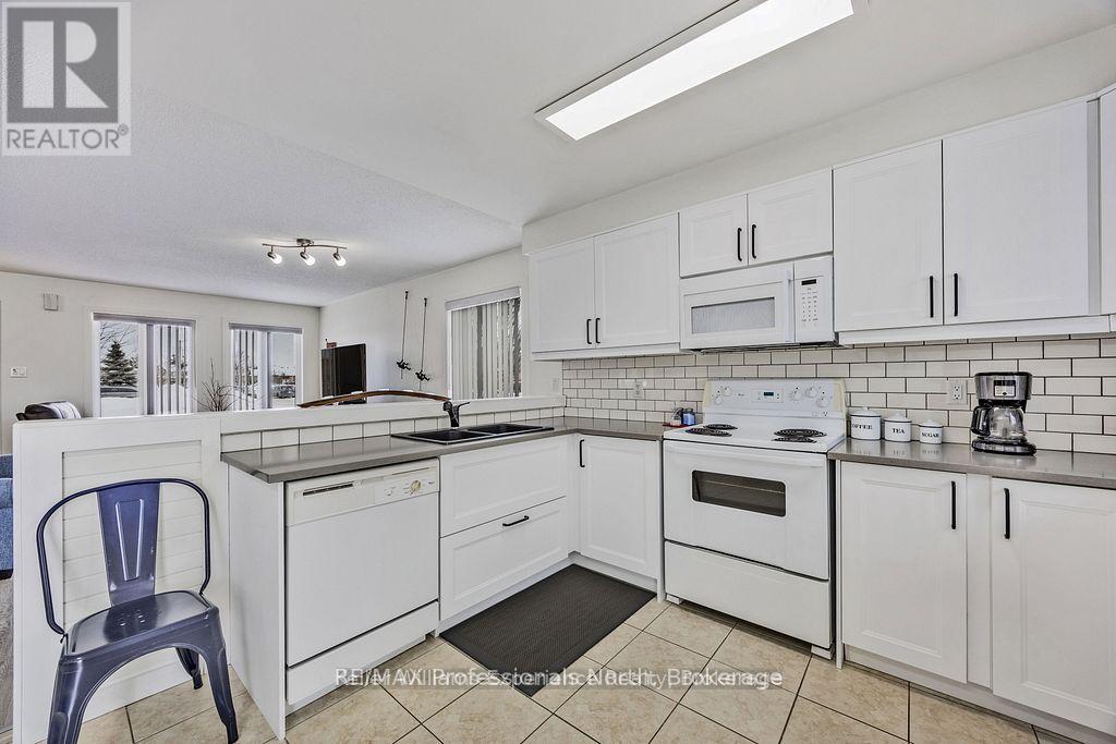 66 Coleman Drive, Barrie (Edgehill Drive), Ontario  L4N 0N9 - Photo 10 - S12971284