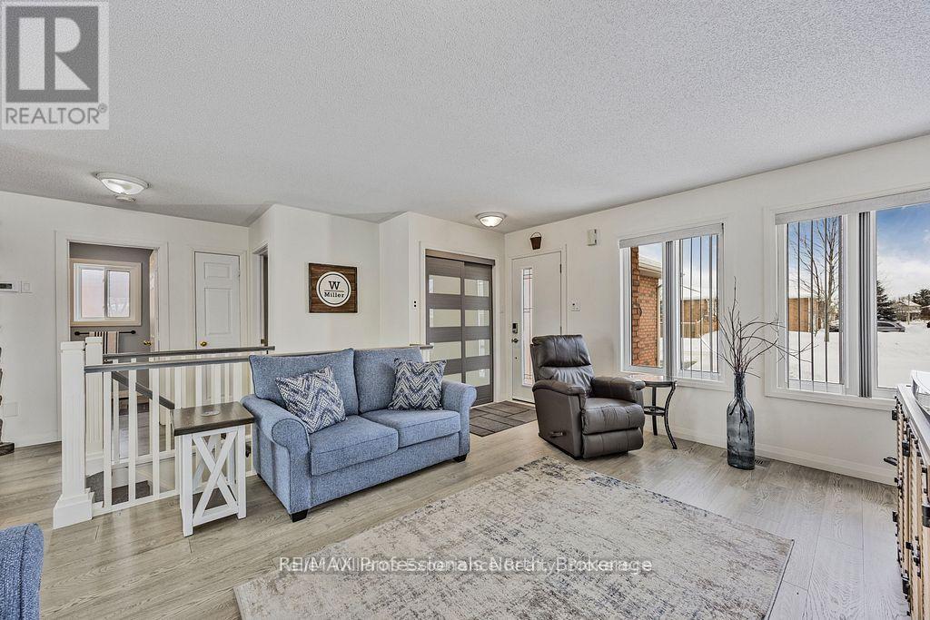 66 Coleman Drive, Barrie (Edgehill Drive), Ontario  L4N 0N9 - Photo 6 - S12971284