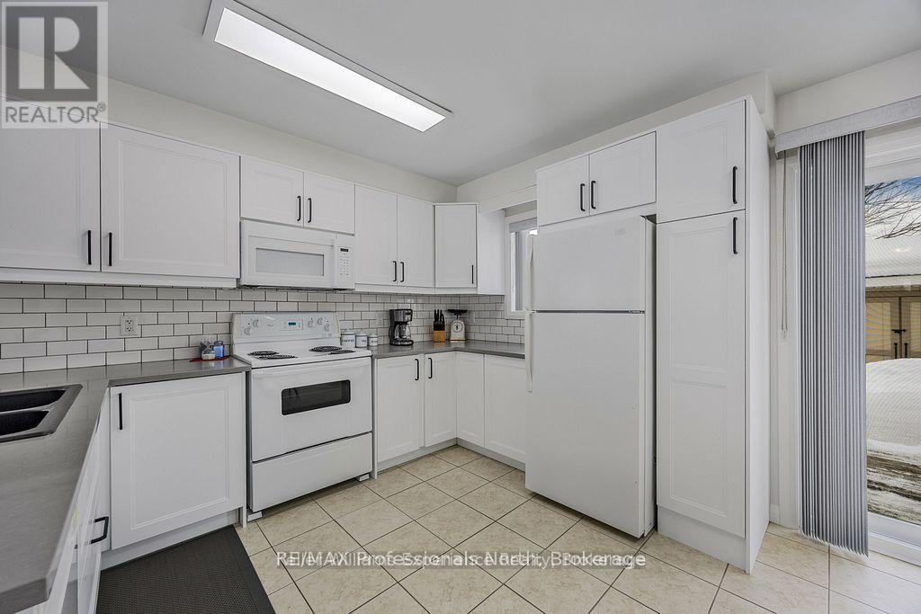 66 Coleman Drive, Barrie (Edgehill Drive), Ontario  L4N 0N9 - Photo 8 - S12971284