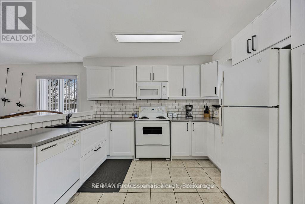 66 Coleman Drive, Barrie (Edgehill Drive), Ontario  L4N 0N9 - Photo 9 - S12971284