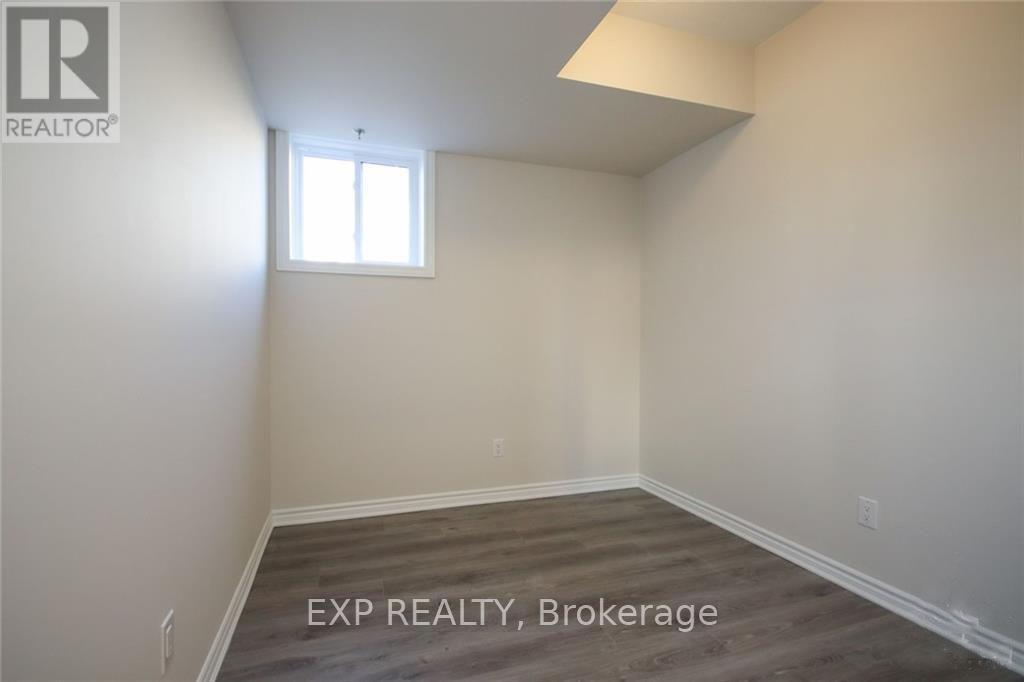 808 Mikinak Road, Ottawa, Ontario K1K 5A5 - Photo 13 - X12917922