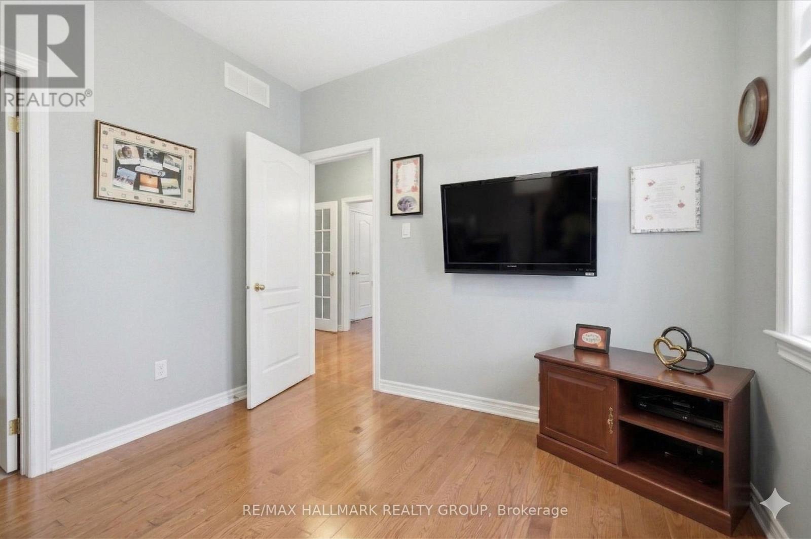 724 Long Point Circle, Ottawa, Ontario  K1T 4E9 - Photo 28 - X12927972