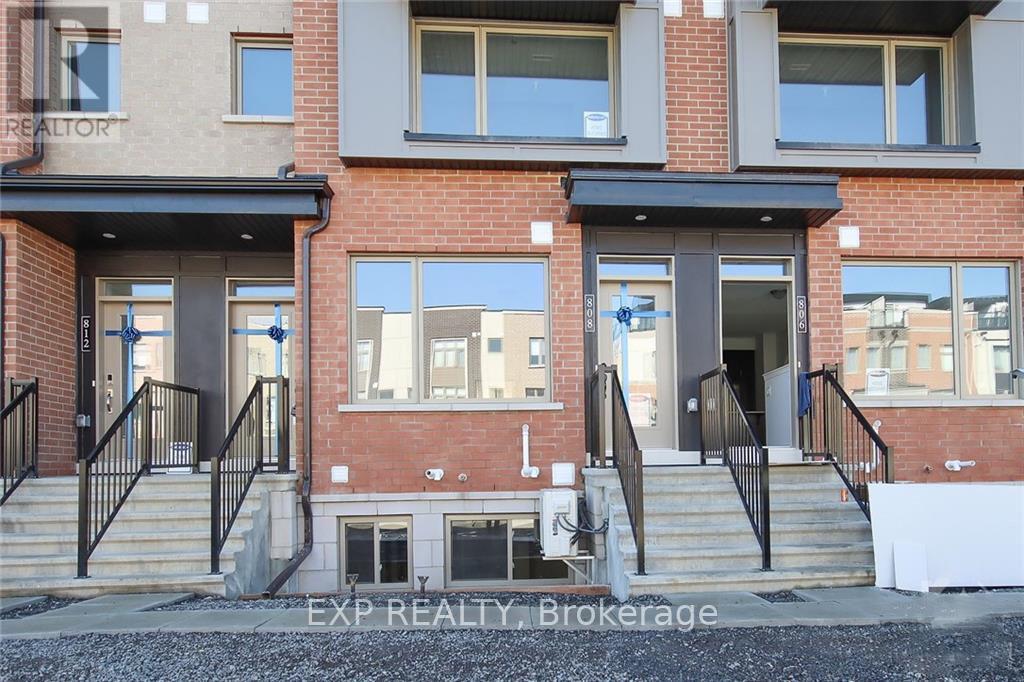 808 Mikinak Road, Ottawa, Ontario K1K 5A5 - Photo 2 - X12917922