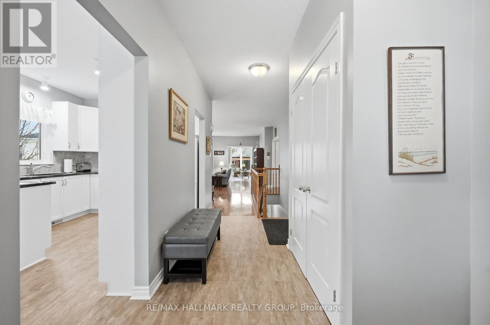 724 Long Point Circle, Ottawa, Ontario  K1T 4E9 - Photo 3 - X12927972