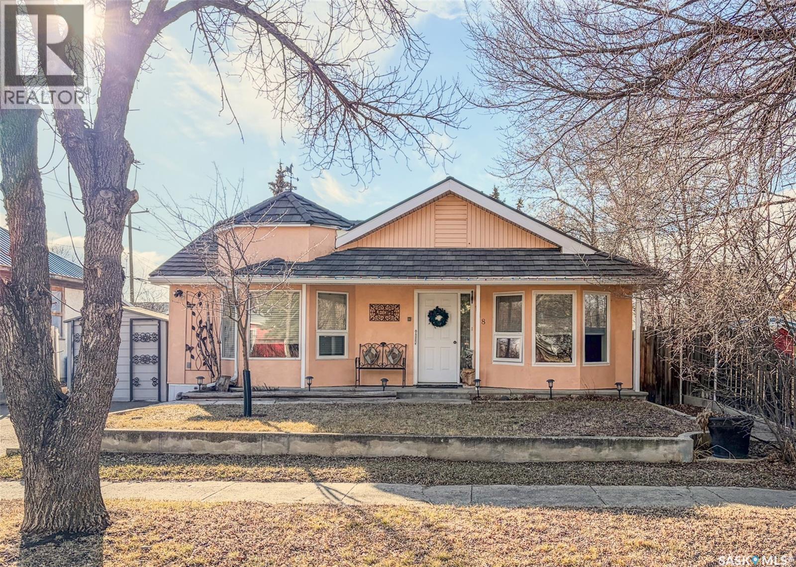 118 Cedar Avenue N, Eastend, Saskatchewan  S0N 0T0 - Photo 2 - SK032219