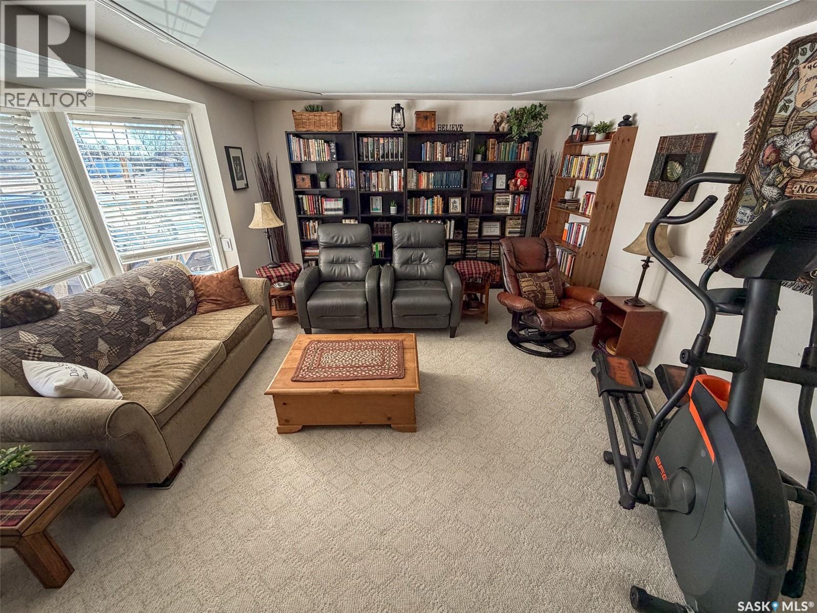 118 Cedar Avenue N, Eastend, Saskatchewan  S0N 0T0 - Photo 4 - SK032219