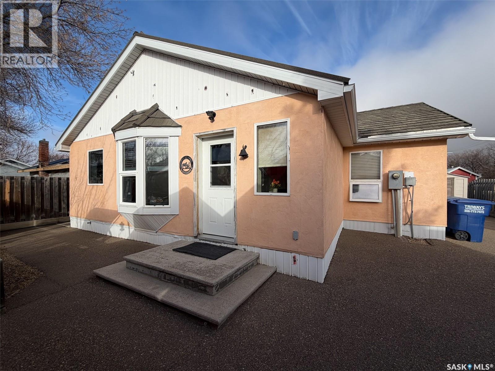 118 Cedar Avenue N, Eastend, Saskatchewan  S0N 0T0 - Photo 39 - SK032219