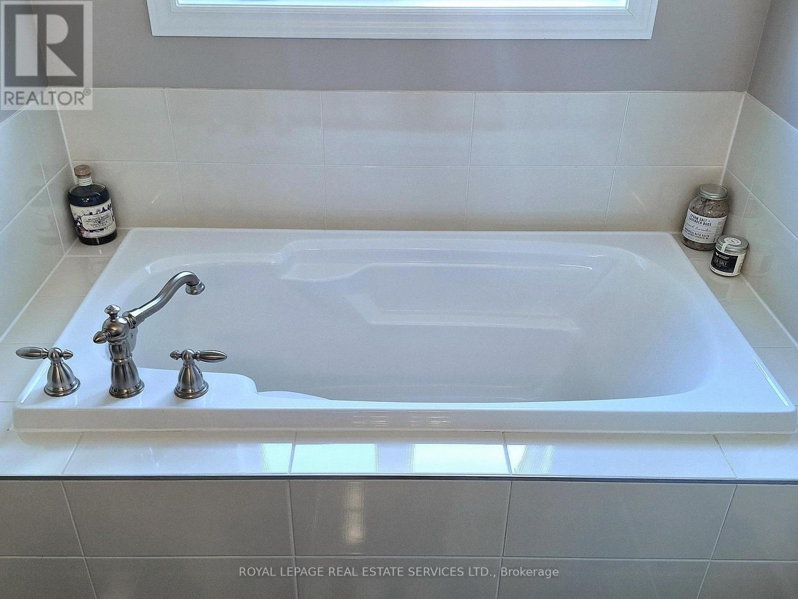 1158 Atkins Drive, Newmarket, Ontario  L3X 0A6 - Photo 25 - N12971298